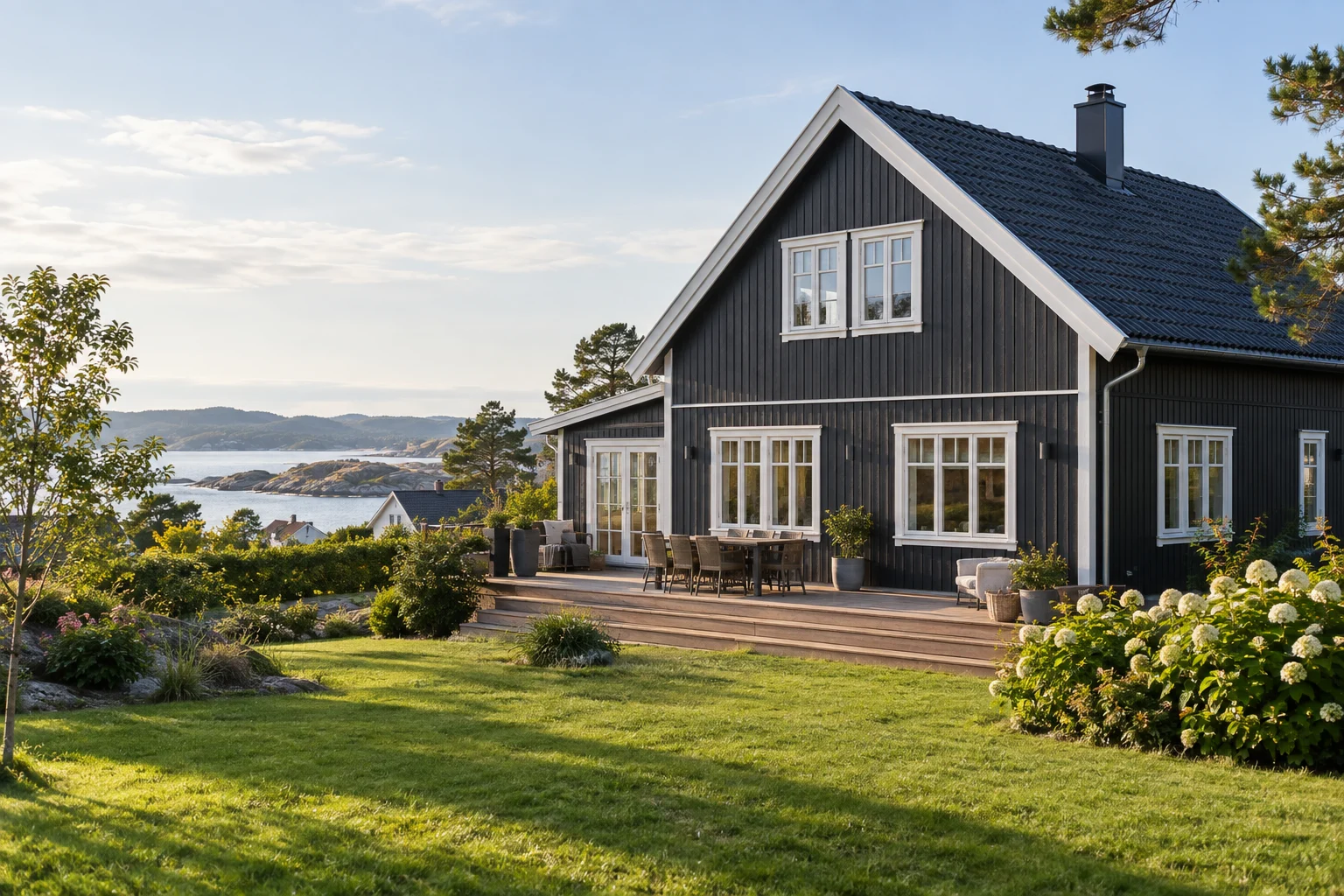 Illustrasjon av en norsk bolig med mørk trekledning, hvite vinduer og en grønn hage